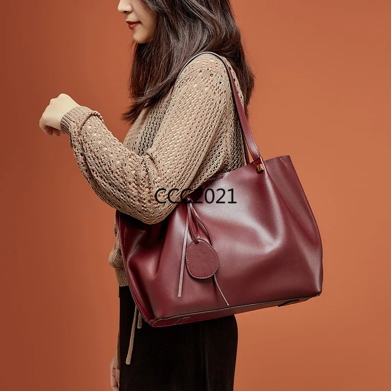 

2021 Hot 2pcs Set Tote Bags Fashion Oil Wax Genuine Leather Women Handbags Big Tote Shopping Shoulder Bag