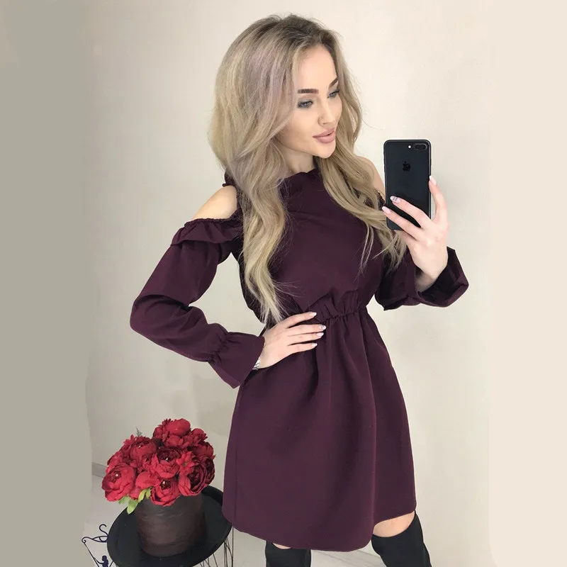 Женское однотонное мини платье с оборками пикантное трапеция открытыми плечами