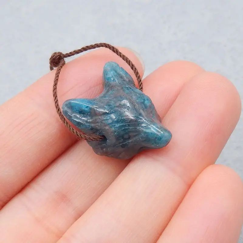 Натуральный камень Синий Апатит кристалл резная голова волка боковое сверление