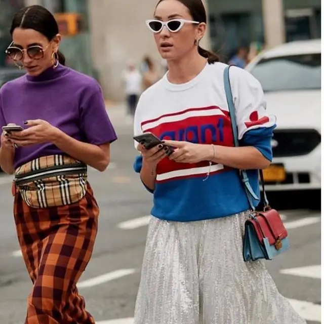 Уютный шикарный свитшот с надписями и цветными блоками спортивный пуловер