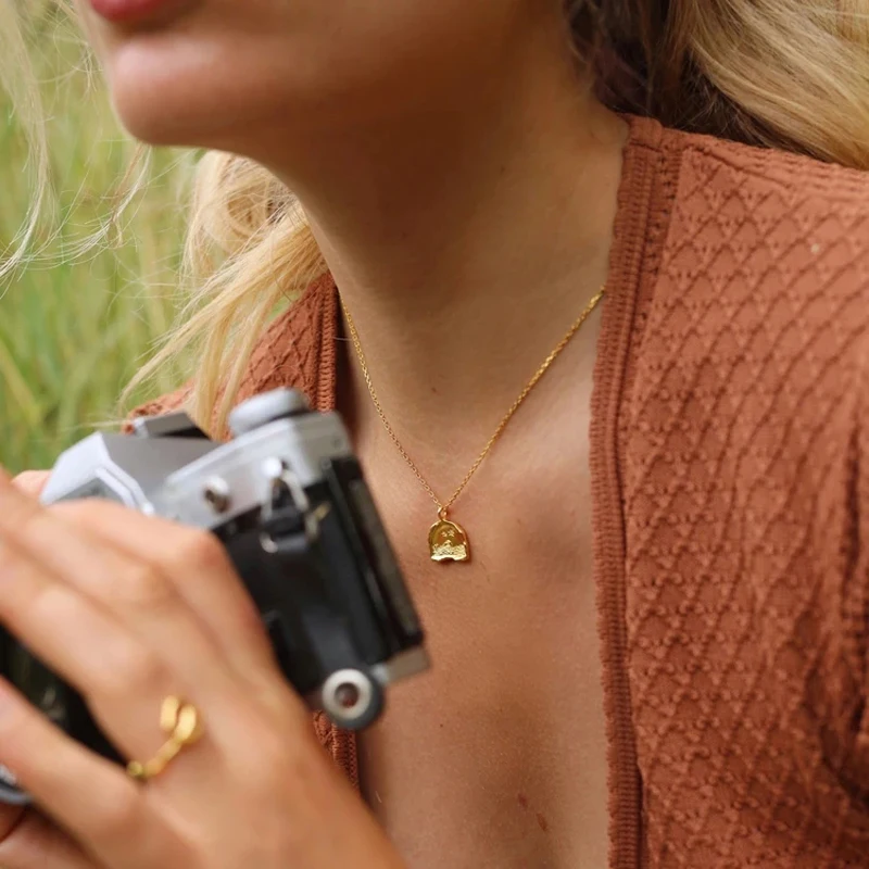 

Vintage Carving Semicircle Inlay Zircon Pendant Necklaces for Women Classic Geometric Gold Color Irregular Metal Necklaces