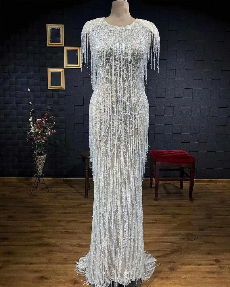 Женское вечернее платье русалка роскошное облегающее с жемчужинами и бахромой в