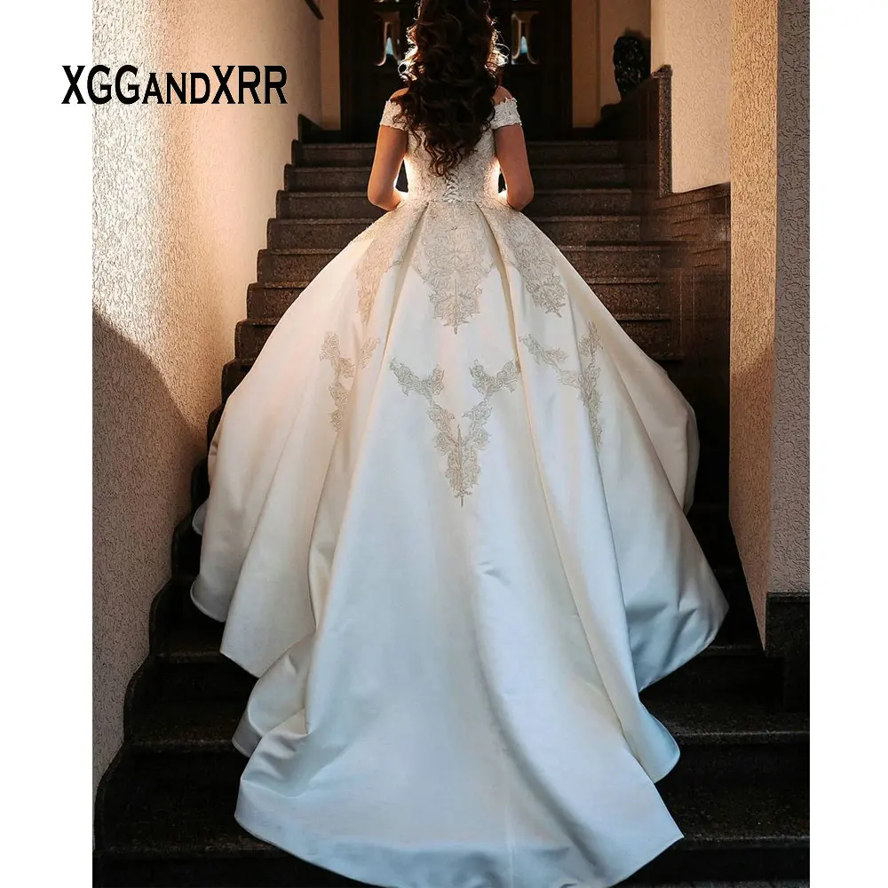 

In Fashion Ball Gown Wedding Dress 2020 Lace Applique Satin Bridal Gown V Neck Off Shoulder Long Bride Dress Custom made White