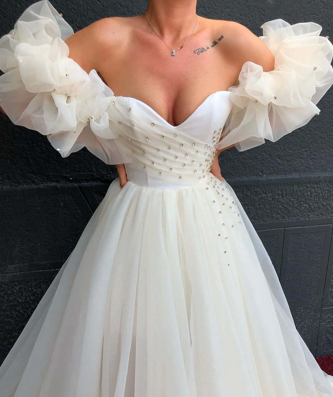 

New Arrival Off the Shoulder Sweetheart Beaded Crystals Short Sleeve A Line Champagne Wedding Dresses 2020
