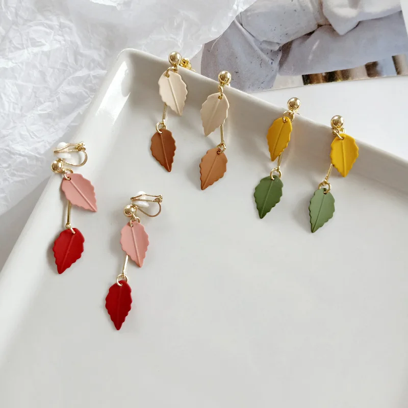 Серьги забавные в виде цветных листьев зажим без отверстий Новое поступление