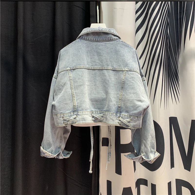 Женская короткая джинсовая куртка свободная в стиле ретро с дырками и завязками