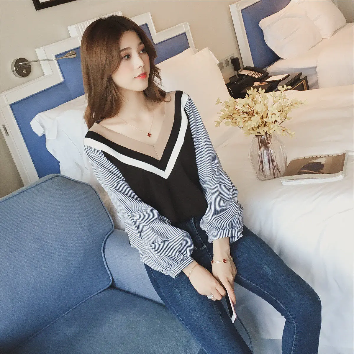 

2021 Spring/autumn new clothing Korean version of the striped bump lantern sleeve top female V-neck long sleeves