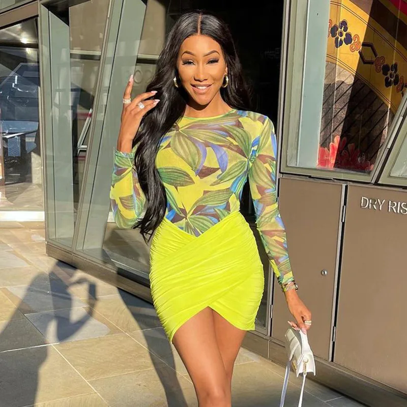 

Женский комплект из двух предметов, комбинезон с длинным рукавом и круглым вырезом и юбка в складку с запахом и перекрестными бретелями, сек...