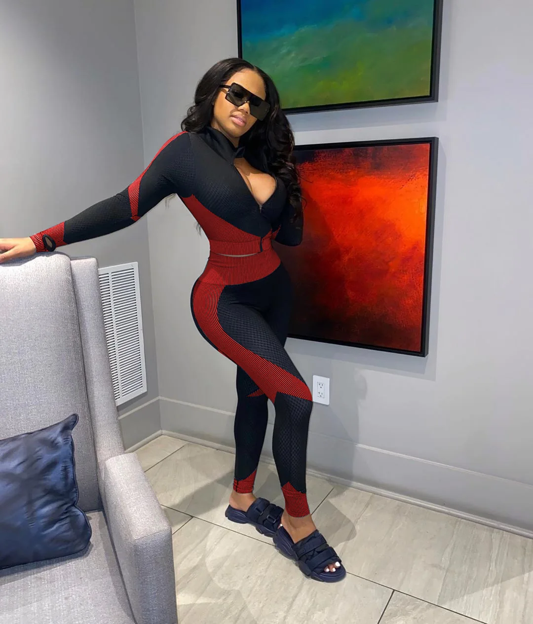 

Костюм спортивный женский из двух предметов, с V-образным вырезом и штанами