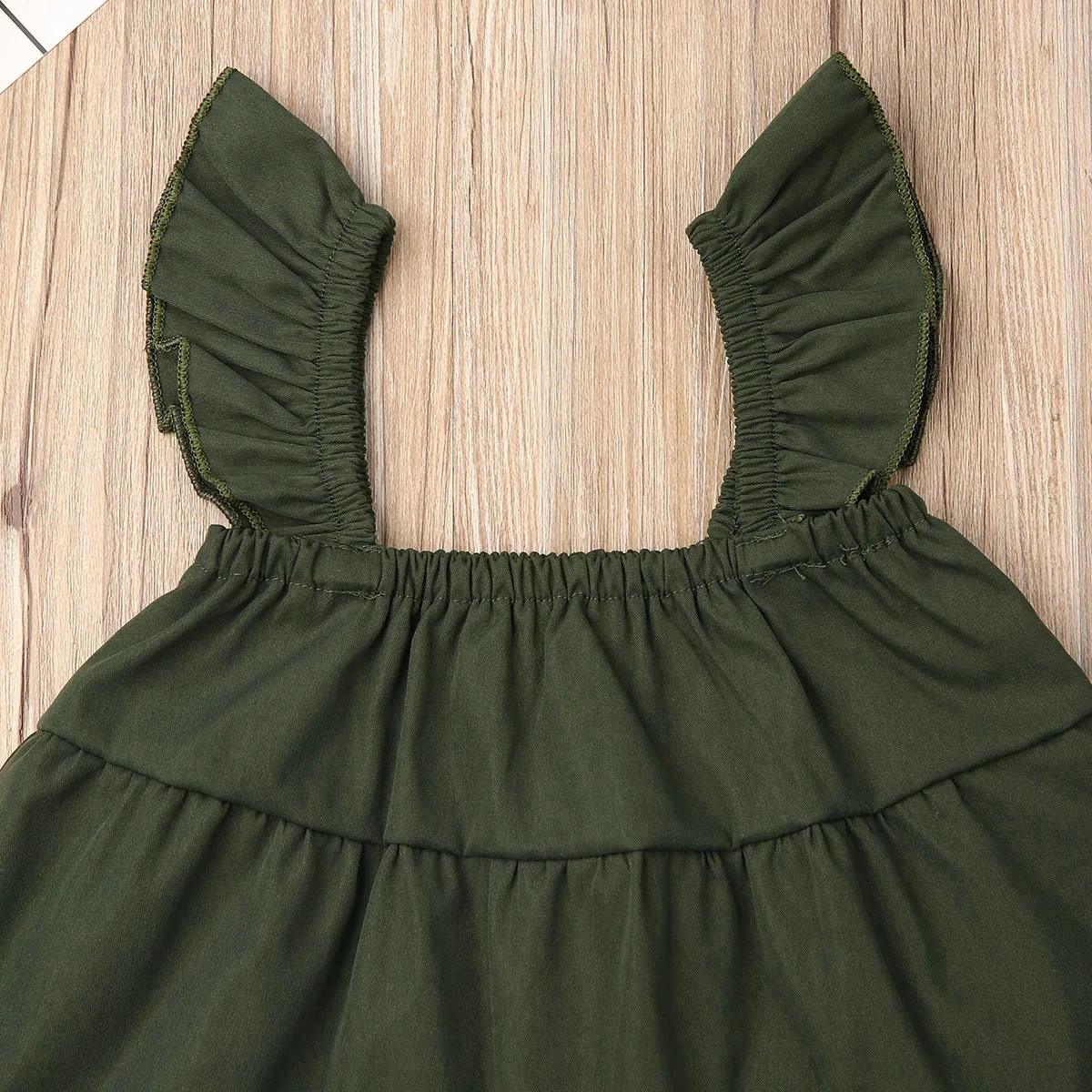 Детский спортивный костюм Однотонная футболка без рукавов и камуфляжные брюки |