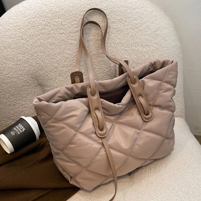 

Фирменные женские сумки-тоуты, новинка зимы 2022, женская сумка на плечо, высококачественные нейлоновые дизайнерские сумки, женская вместите...