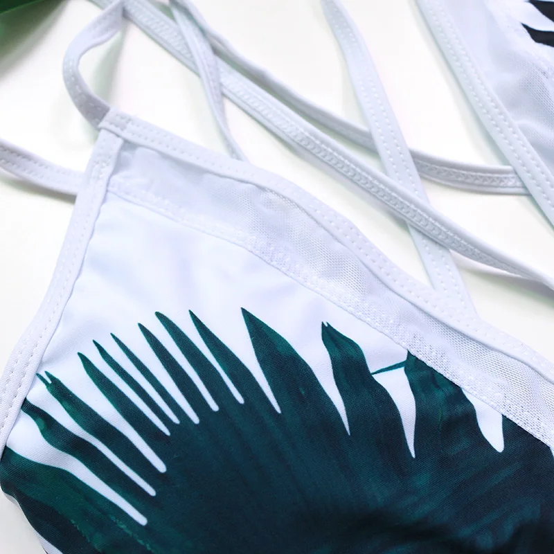 Сексуальный трикини с глубоким вырезом и тропическими пальмовыми листьями