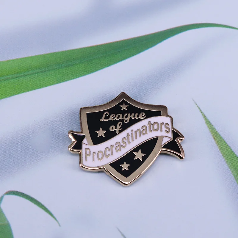 Брошь HEYu ювелирный щит значок Лига прокрастинаторов заколки модная