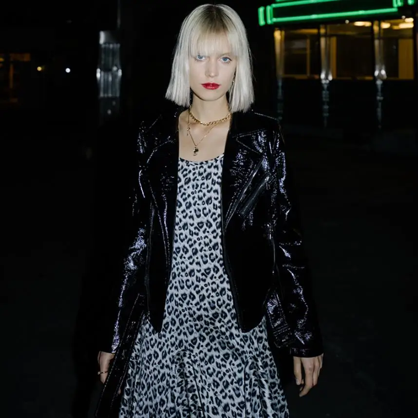 Мотоциклетная блестящая кожаная куртка Женская Весенняя новая глянцевая из