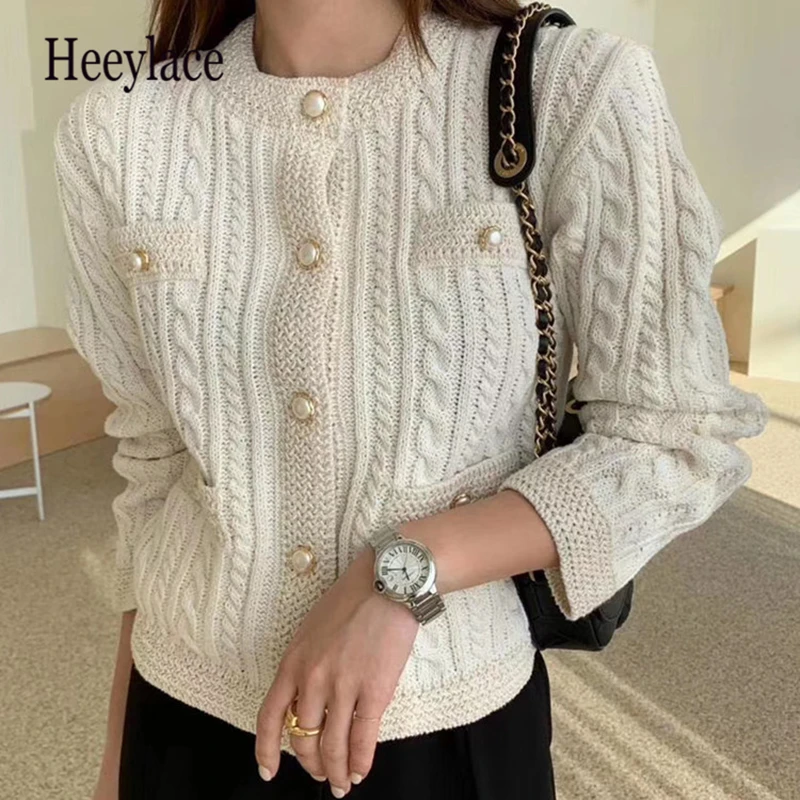 Женский вязаный однобортный свитер с круглым вырезом и жемчужинами на пуговицах