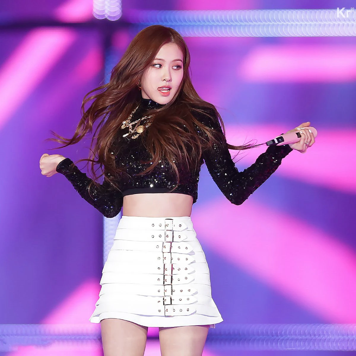 Женская футболка с блестками kpop черная розовая короткая круглым вырезом и