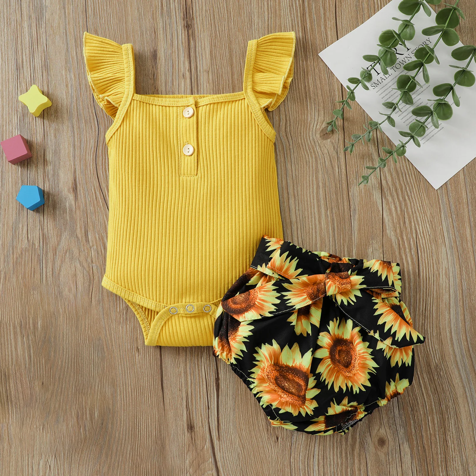 

2021 Two Piece Baby Girl’s Clothes Fresh Solid Color Fly Sleeve Romper and Sunflower Triangle Shorts