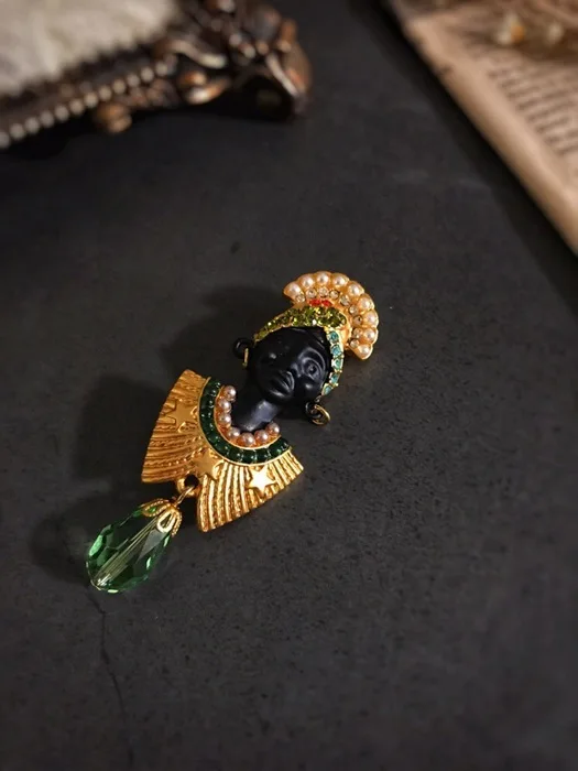 

High end jewelry lady brooch, Western antique vintage Egyptian pearl color ear clip