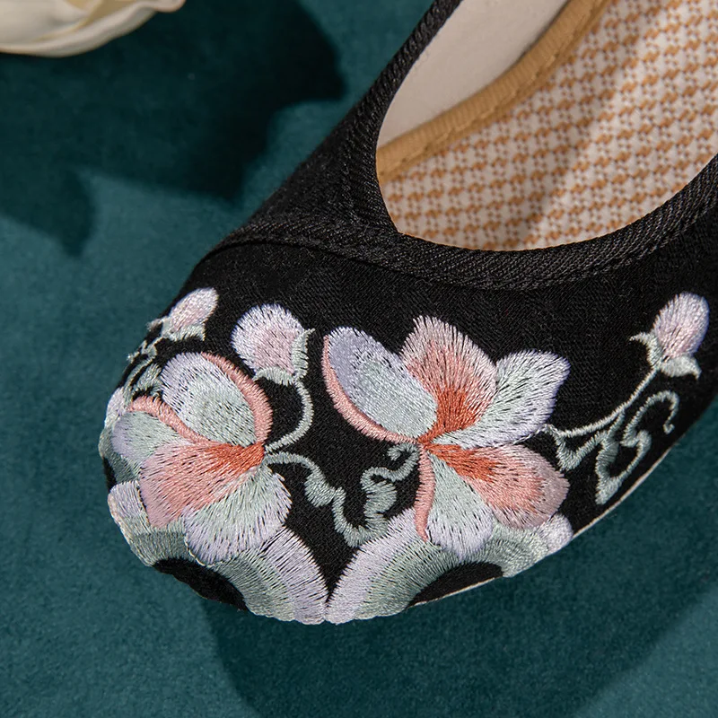 Красивая женская обувь с цветочной вышивкой в китайском старинном стиле ретро