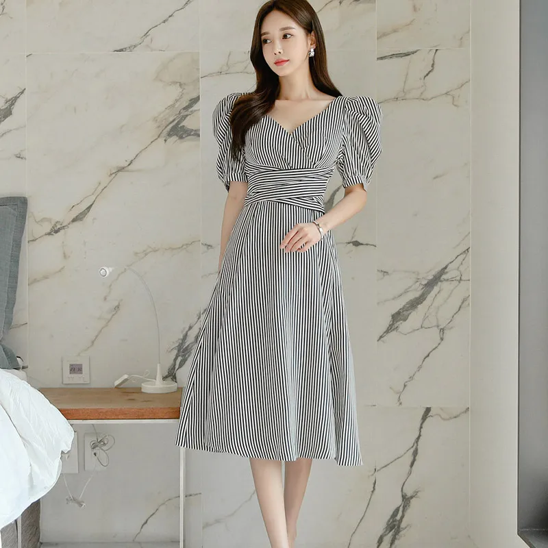 Женское платье-миди в полоску с V-образным вырезом и коротким рукавом | Женская