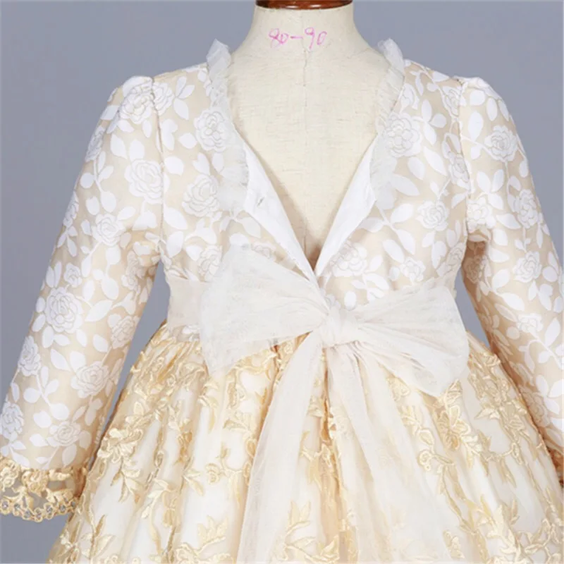 Осенне-зимнее винтажное платье в испанском стиле золотистого и белого цвета для