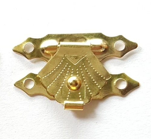 Замок-застежка из латуни с покрытием золотого бронзы, размером 18*29 мм, в комплекте 100 штук. Используется для крепления украшений, декорирования изделий из дерева и мебели.