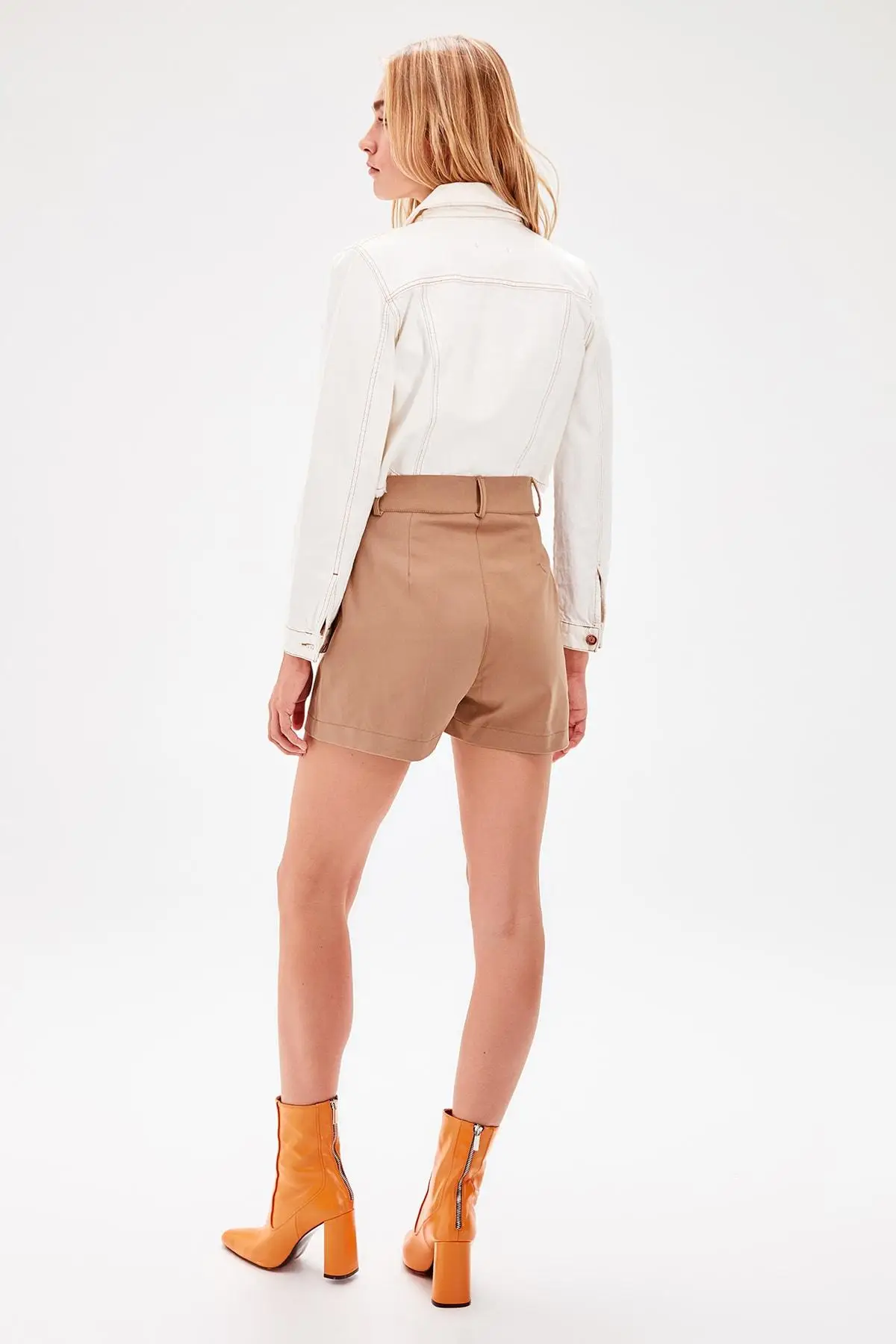 Trendyol норки базовые шорты TWOAW20SR0028