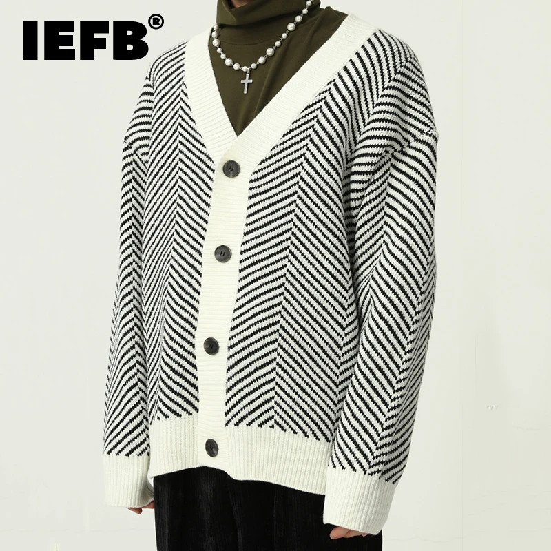 

Мужская одежда IEFB, модный полосатый кардиган, мужской свитер на осень и зиму, новинка 2021, свободная однобортная трикотажная одежда с V-образн...