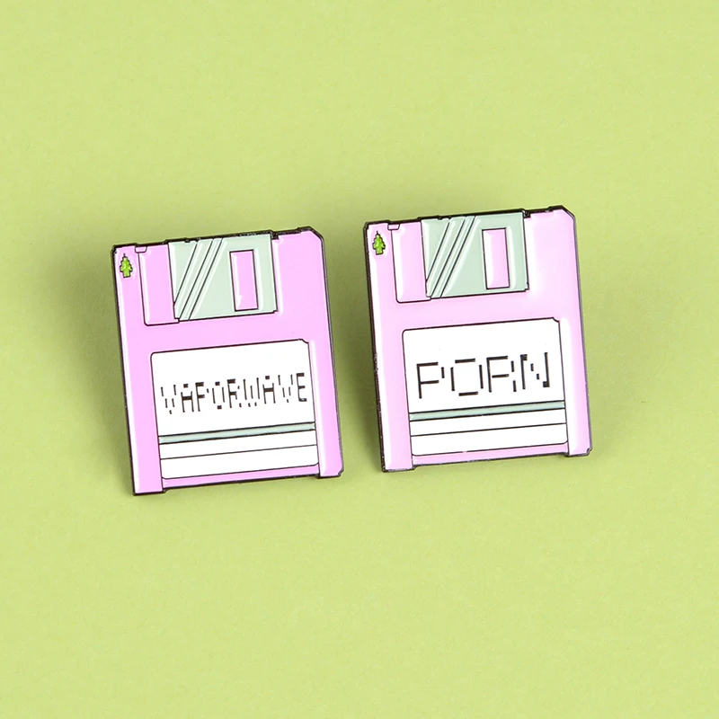 Розовая эмалированная булавка для хранения карт памяти на жестком диске