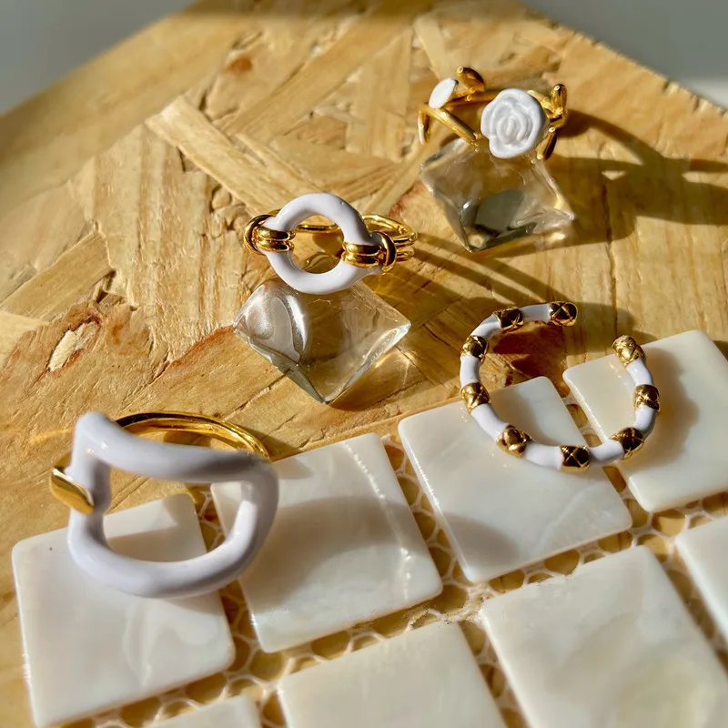 Женское кольцо с белой эмалью AOMU Открытое неправильной геометрической формы в