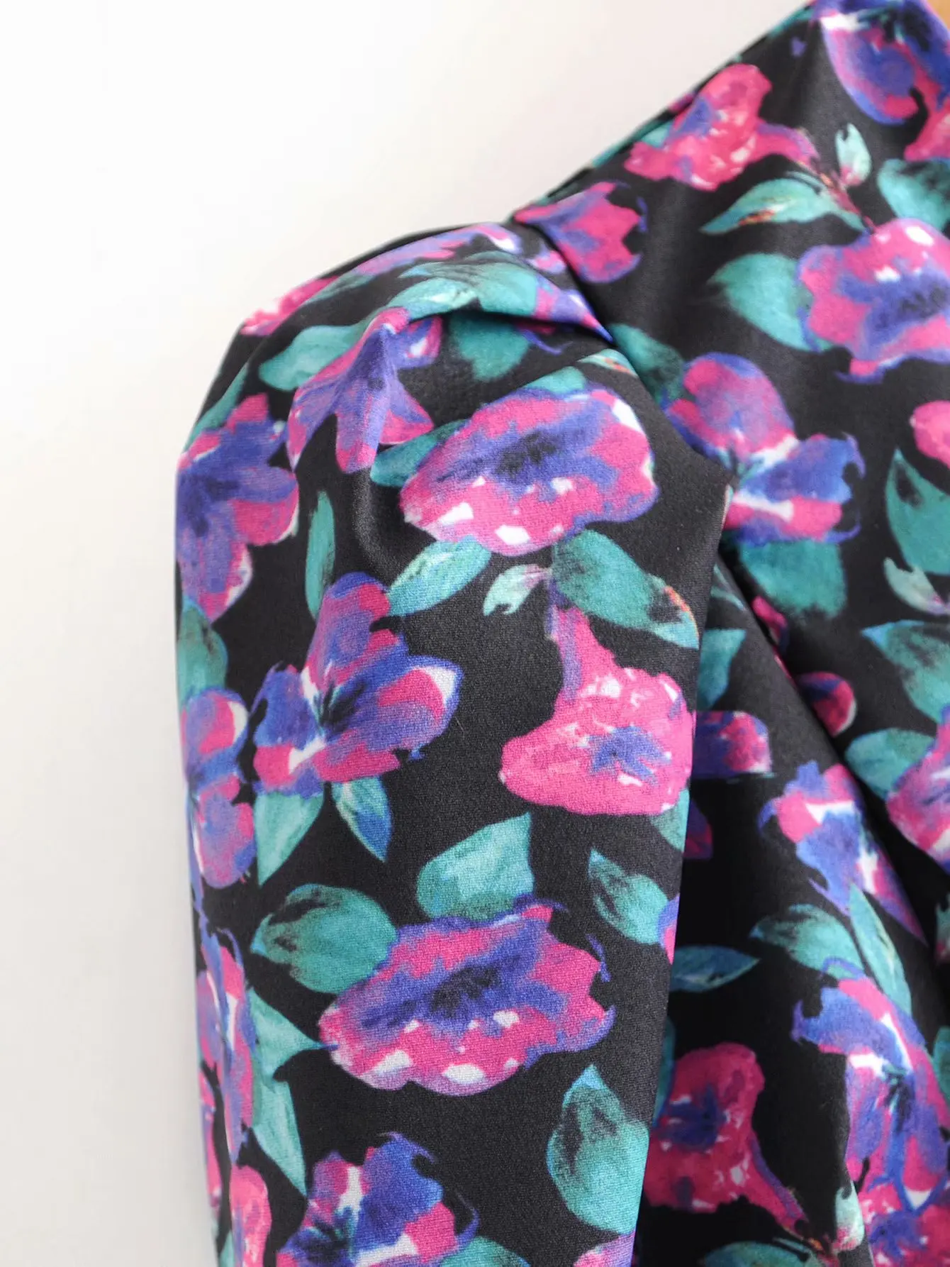 Женская блузка с цветочным принтом VOGUEIN короткая фиолетовая рукавом 3/4 и v