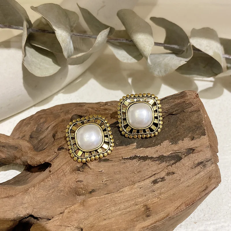 

2021 New Retro Stud Earrings Hollow Square Earrings French ins Style Design Princess Vintage Fashion Jewelry Gift for Girls