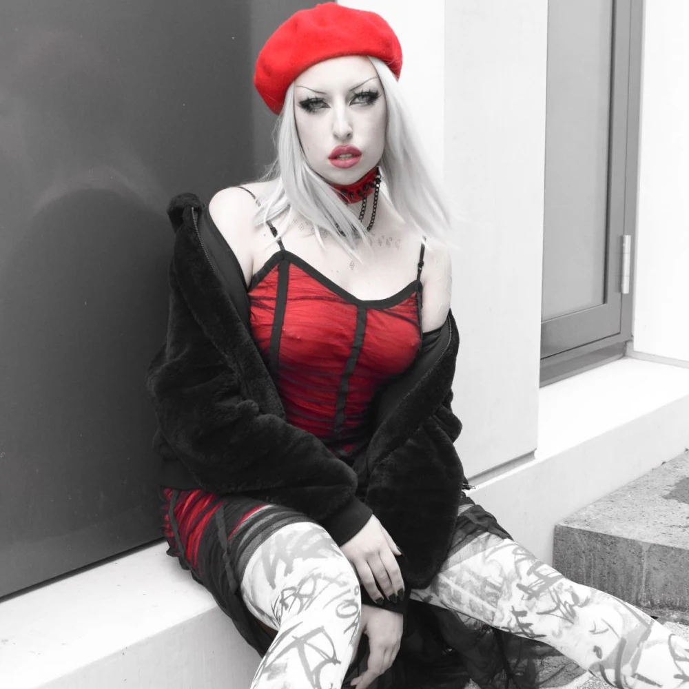 Женское плиссированное платье на бретельках с розовой сеткой темно синее