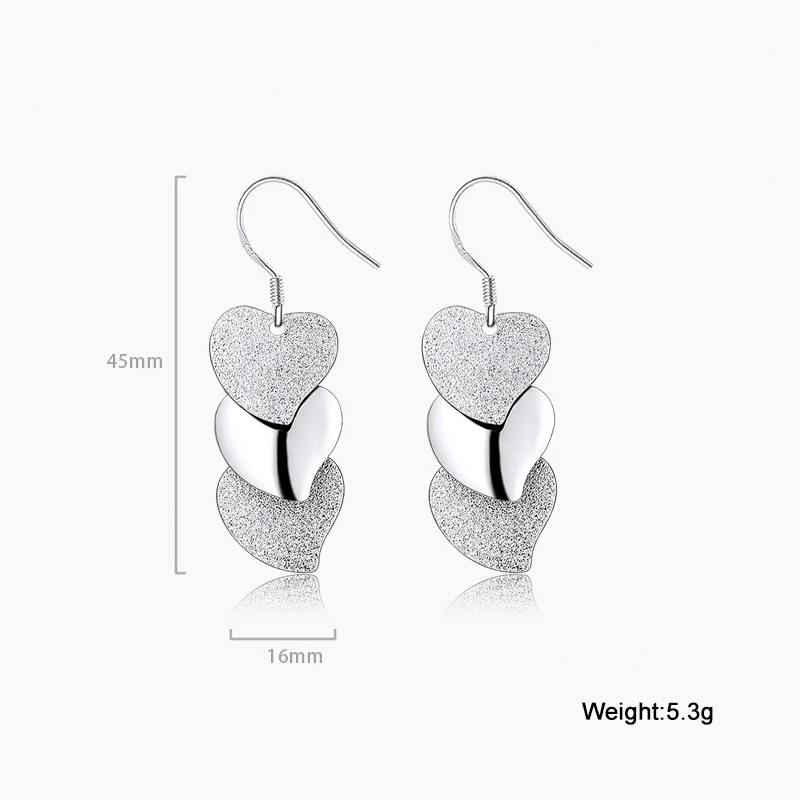 Женские сережки в форме сердца серебристого цвета матовые среднего размера для