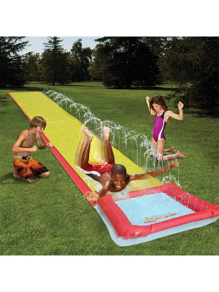 Одна двойная водная горка для серфинга сад газон брызги воды бассейна летние