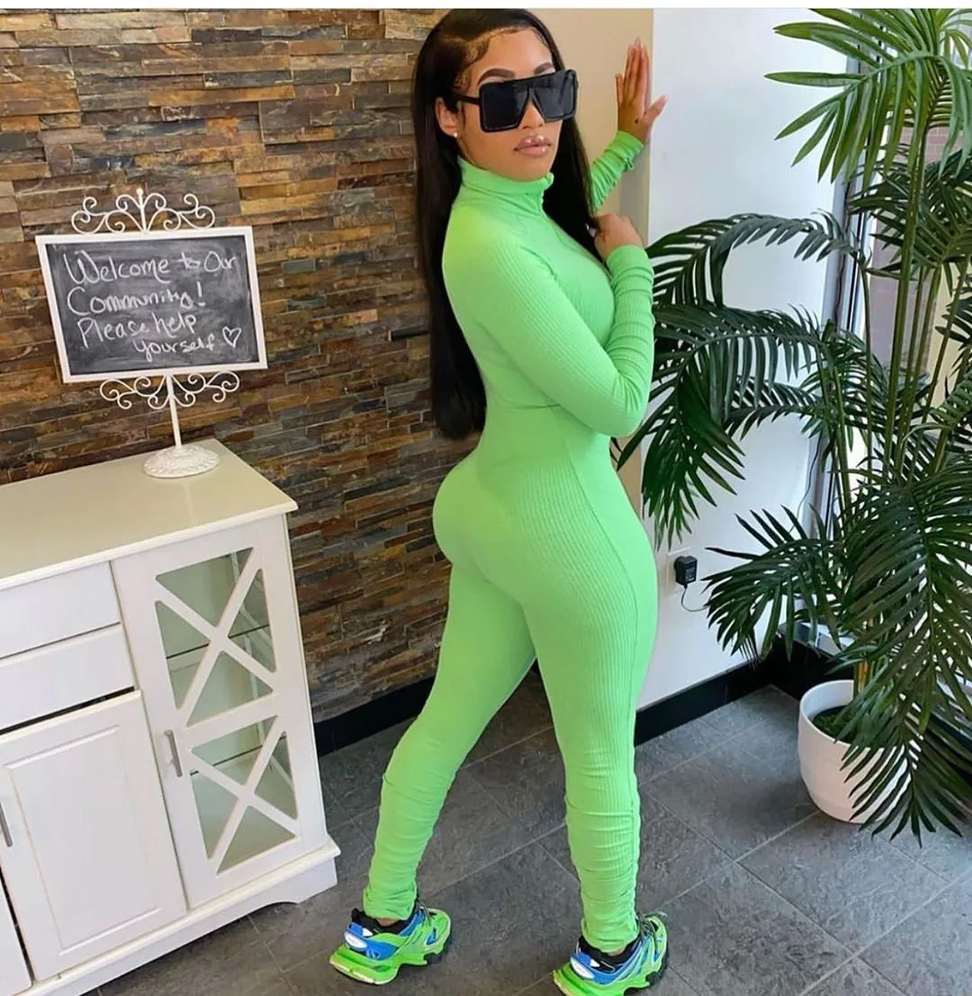 Комбинезон женский в рубчик с длинным рукавом на молнии |