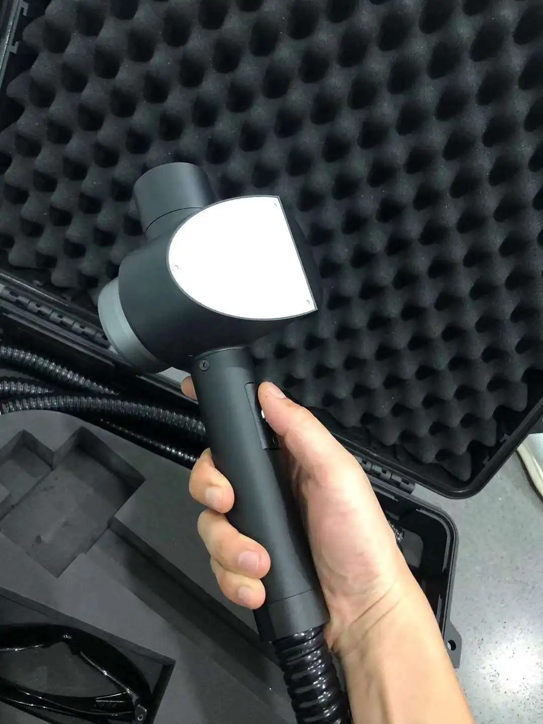 100 Вт лазерная машина для удаления ржавчины и поверхности масляной живописи -