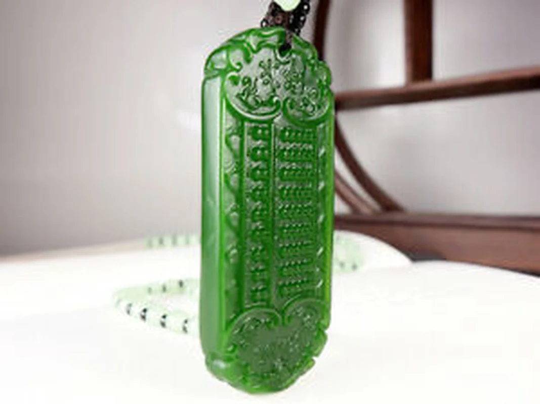 

Подвеска из натурального зеленого нефрита ручная работа