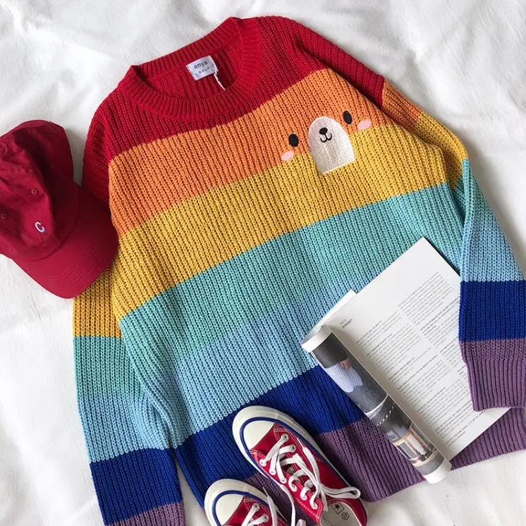 Вязаный свитер в радужную полоску с вышивкой милого медведя на осень и зиму |