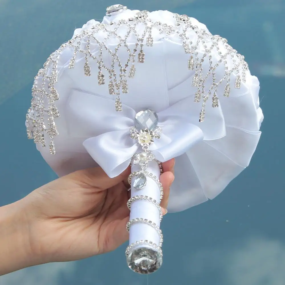 Брошь из искусственного белого атласа с кристаллами | Свадьбы и торжества