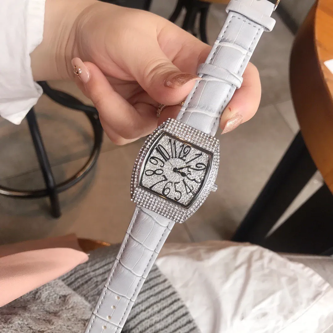 

2021 ladies fashion casual temperament full of diamond British banquet watch gift wave