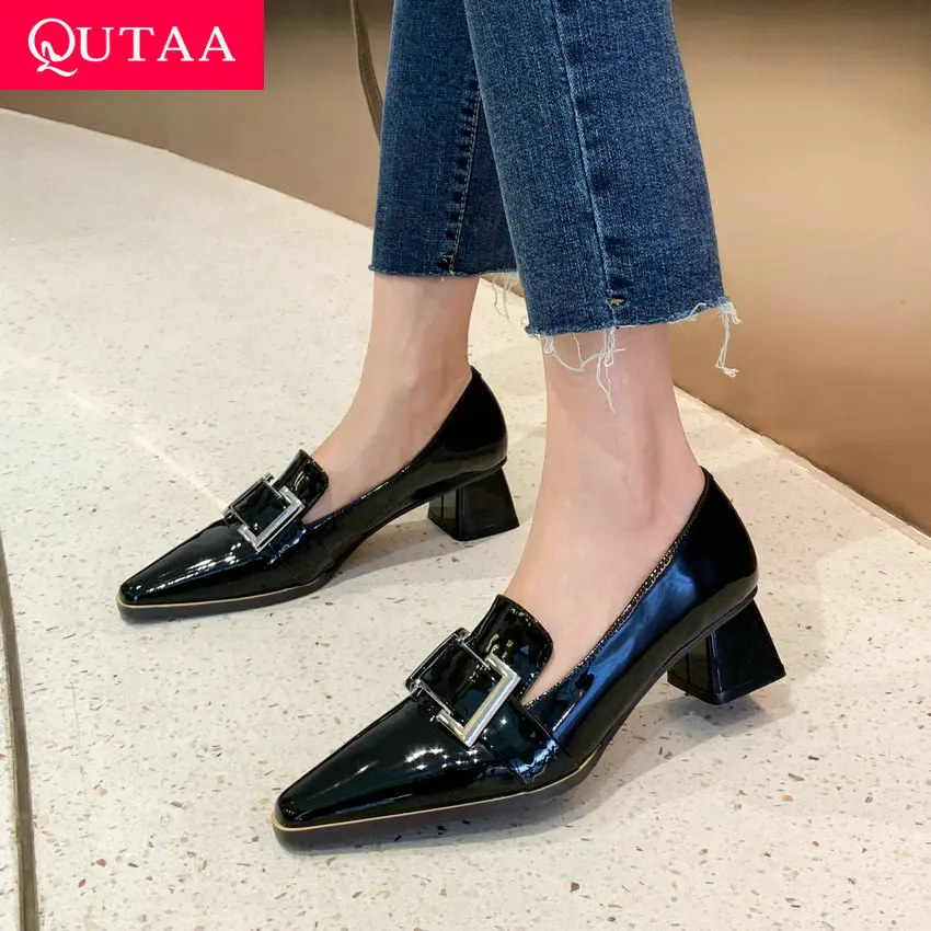 

QUTAA/2021 г. Модная женская обувь с острым носком и пряжкой на среднем квадратном каблуке весенне-осенние женские туфли-лодочки из коровьей лак...