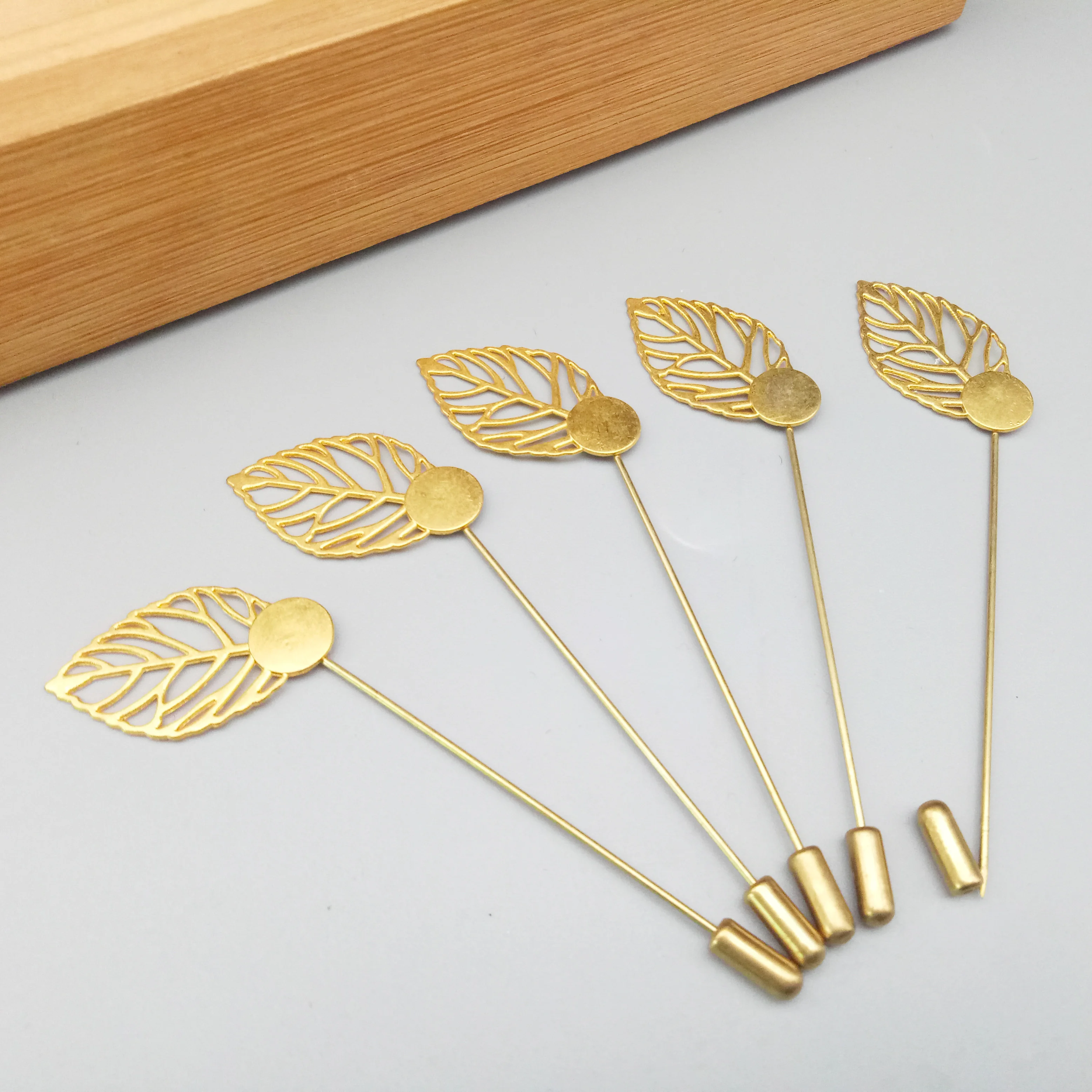 Металлические полые золотые булавки в форме листа медные для лацканов