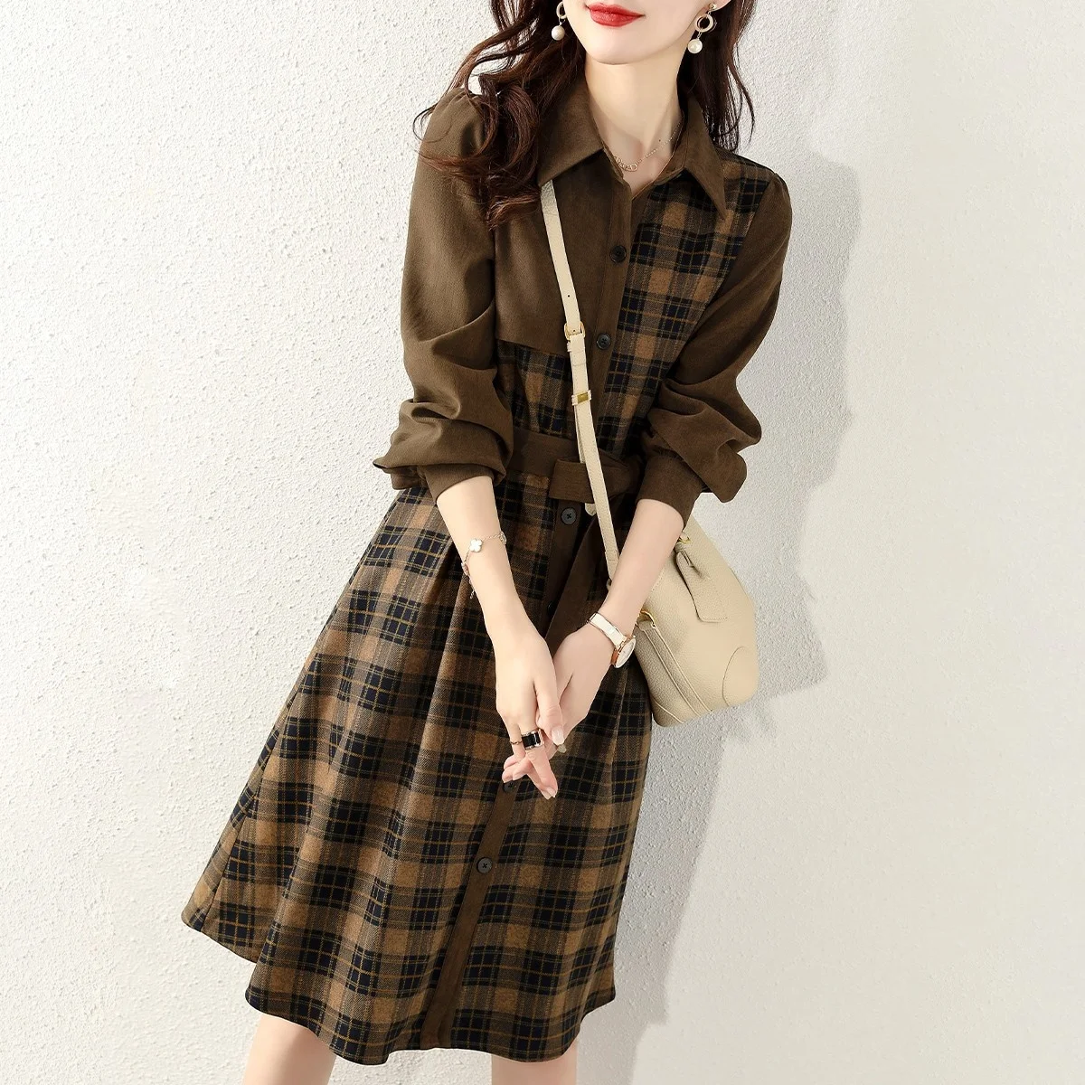 

Женское платье на шнуровке, с вырезами на талии