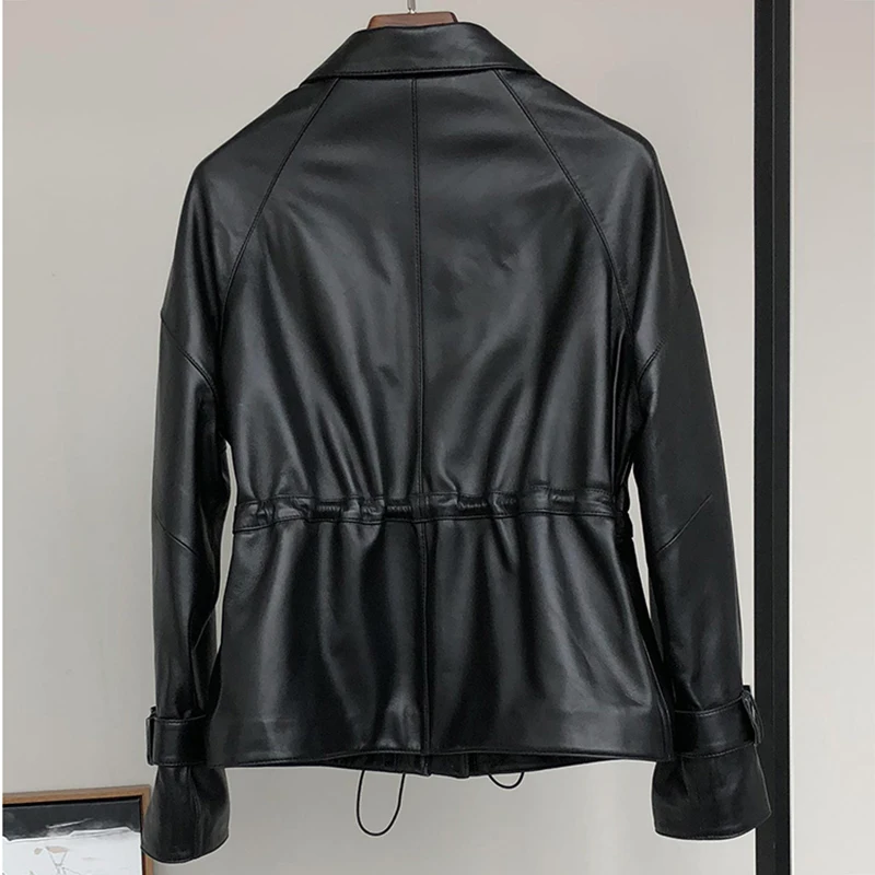 Женская Короткая кожаная куртка черная плиссированная из натуральной кожи с
