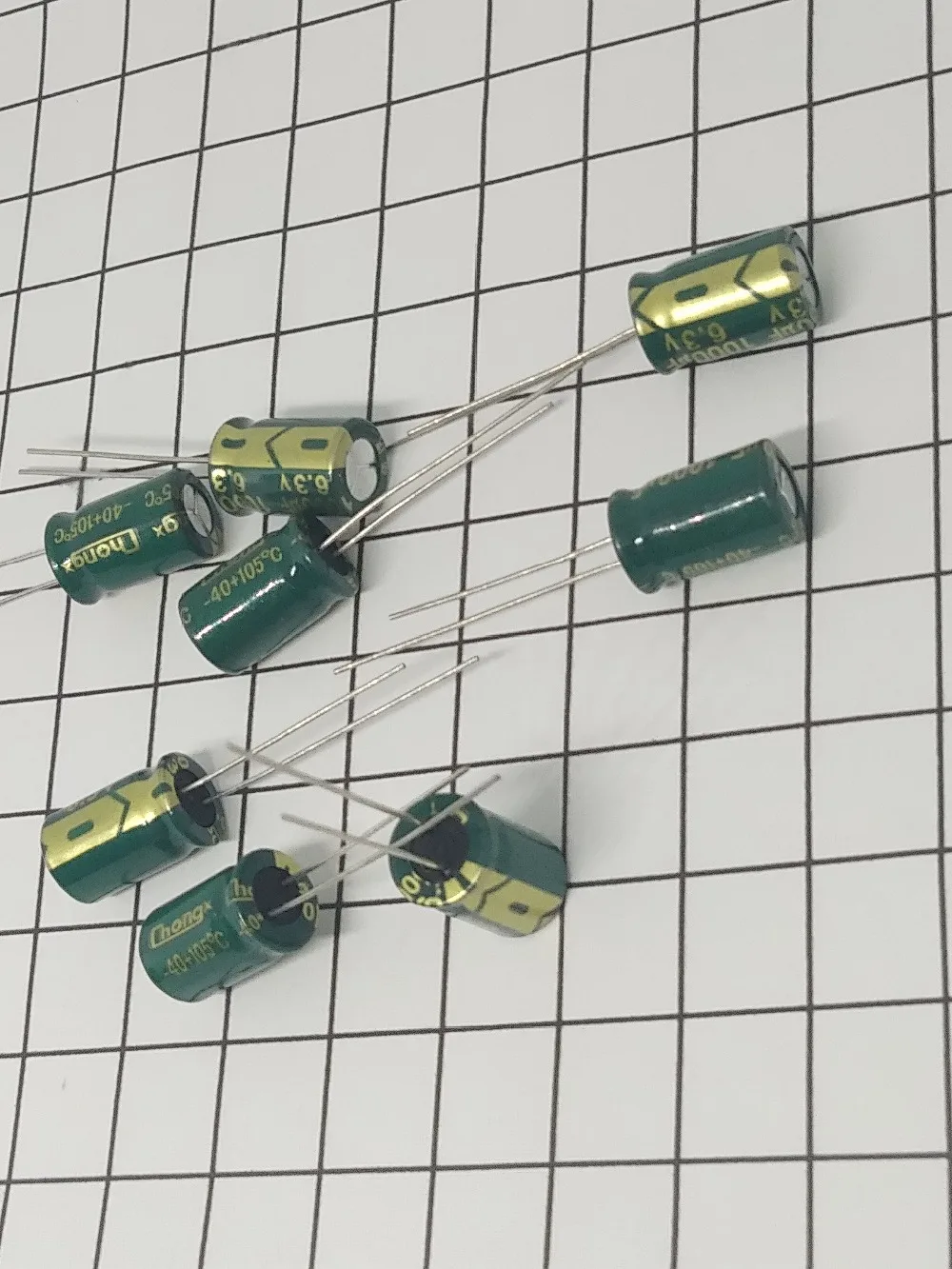 Высокое качество 500 шт./лот 1000 мкФ 6,3 V Объем 8*12 почта Dip электролитические конденсаторы 1000 мкФ 6,3 V IC