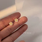 Серьги-гвоздики с маленьким цветком для женщин, простые маленькие свежие украшения для пирсинга хрящевых ушей, милые аксессуары для свиданий, изысканная бижутерия