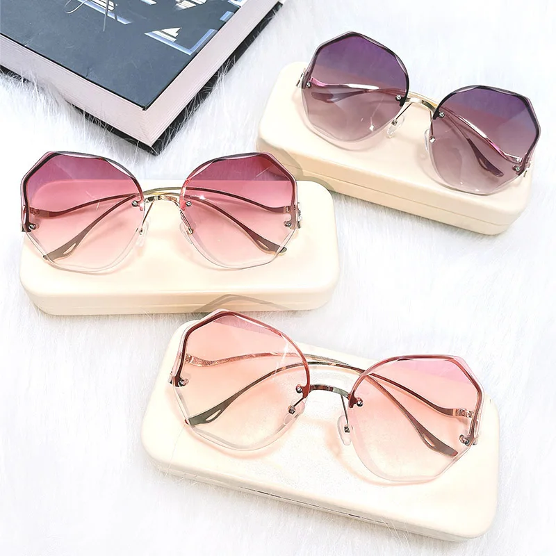 

Модные градиентные женские солнцезащитные очки, очки без оправы с прорезями в океане, женские солнцезащитные очки с металлическими изогнут...