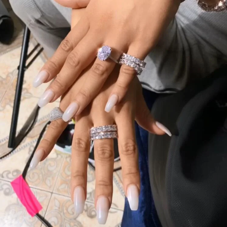 Женское Обручальное кольцо белое овальной формы с прозрачным кубическим