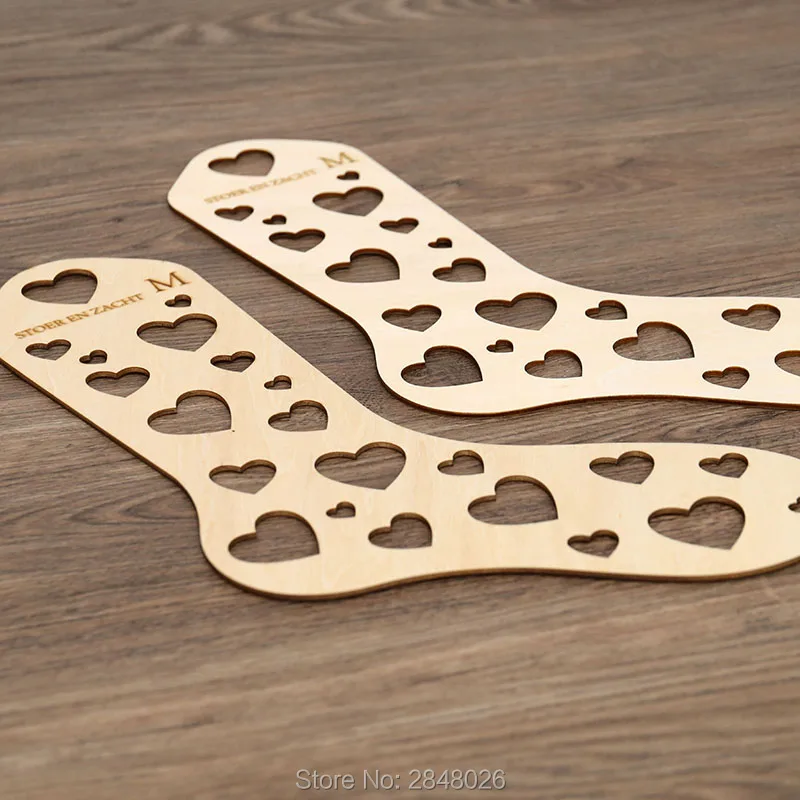 Изготовленные на заказ 2 шт. деревянные лазерные вырезанные сердца носки